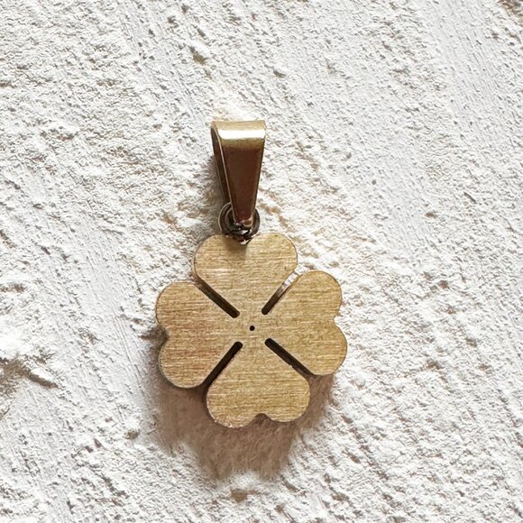 Leaf lucky clover enamel charm - Picture 3 of 4